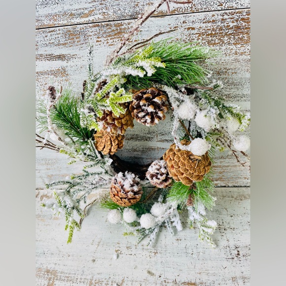 Flocked Berry Pine Wreath - Picture 6 of 12